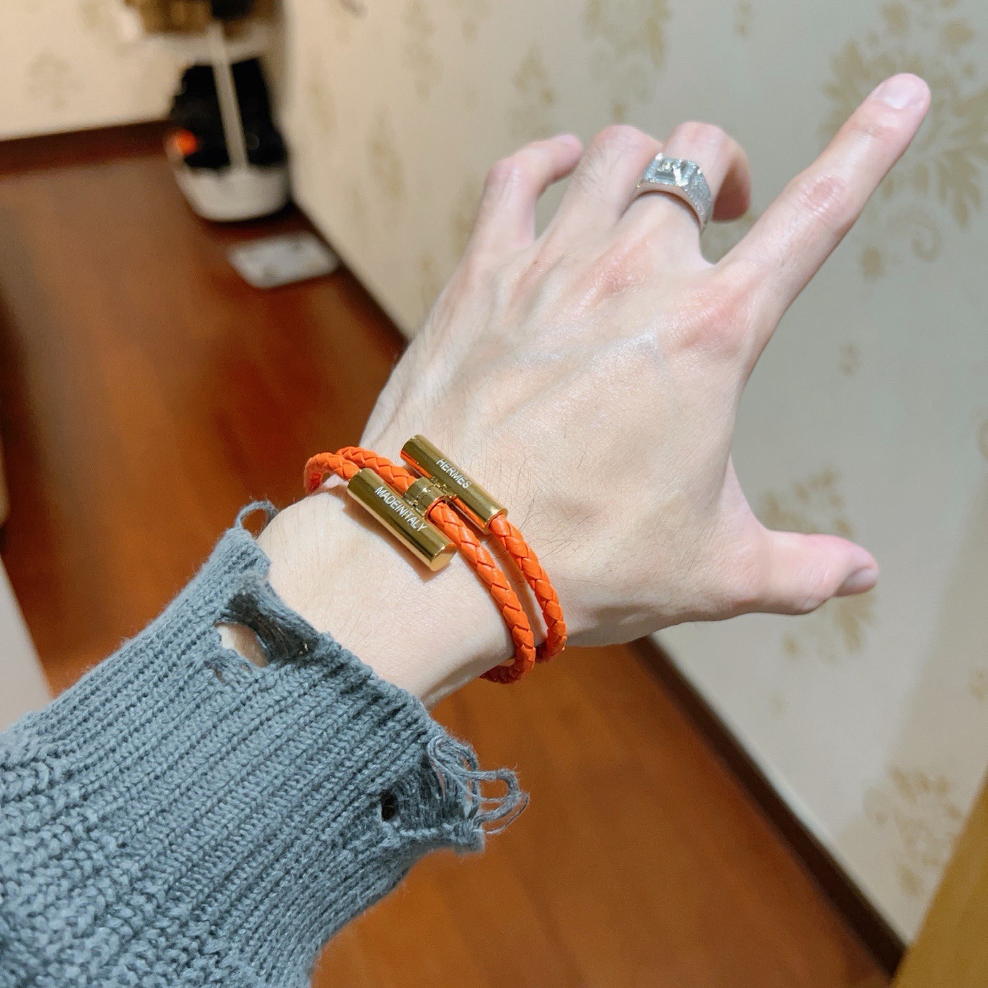 Pulseira Hermes Tournis Tresse Couro trançado laranja com detalhes em metal dourado 19 cm