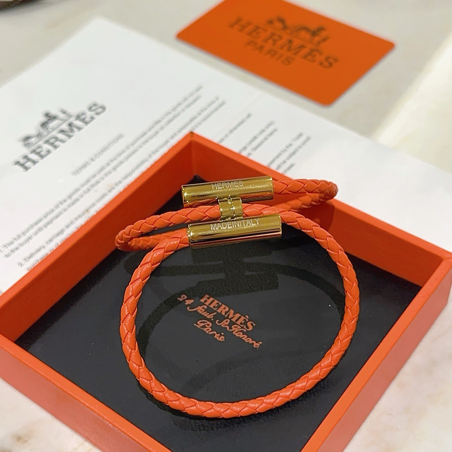 Pulseira Hermes Tournis Tresse Couro trançado laranja com detalhes em metal dourado 19 cm