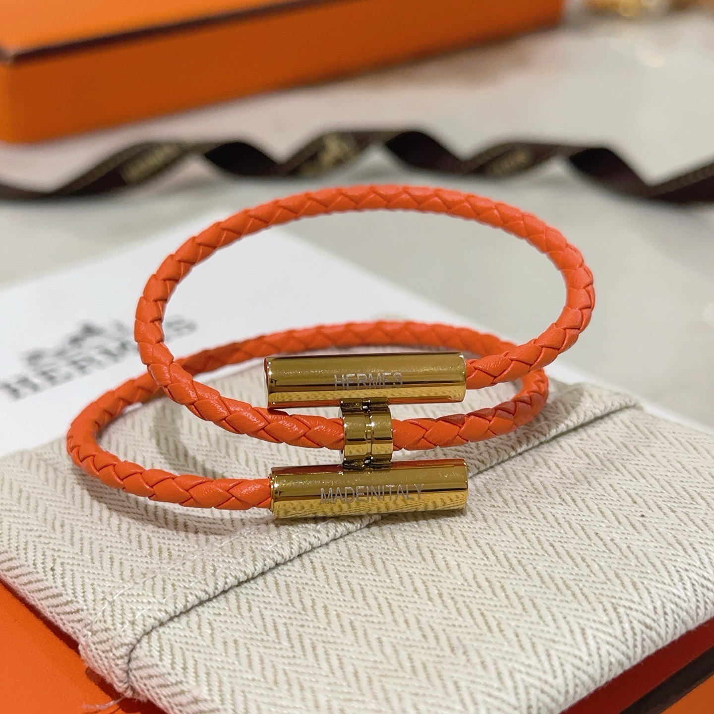 Pulseira Hermes Tournis Tresse Couro trançado laranja com detalhes em metal dourado 19 cm