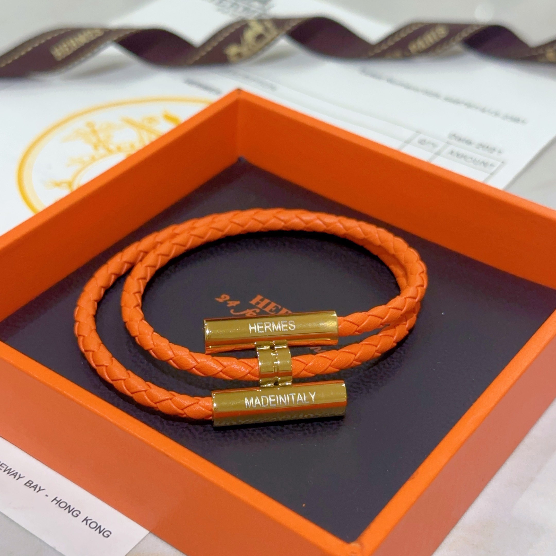 Pulseira Hermes Tournis Tresse Couro trançado laranja com detalhes em metal dourado 19 cm