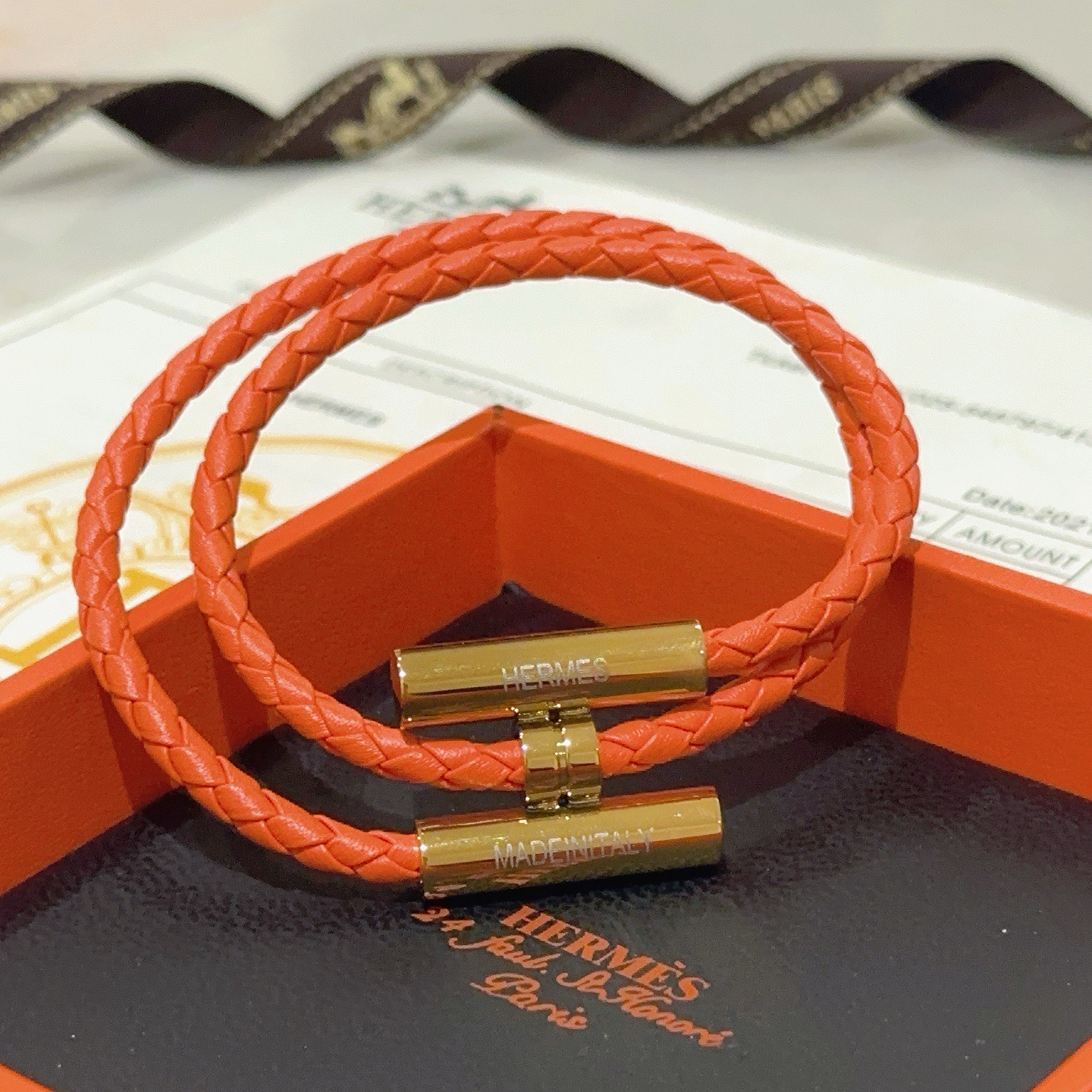 Pulseira Hermes Tournis Tresse Couro trançado laranja com detalhes em metal dourado 19 cm