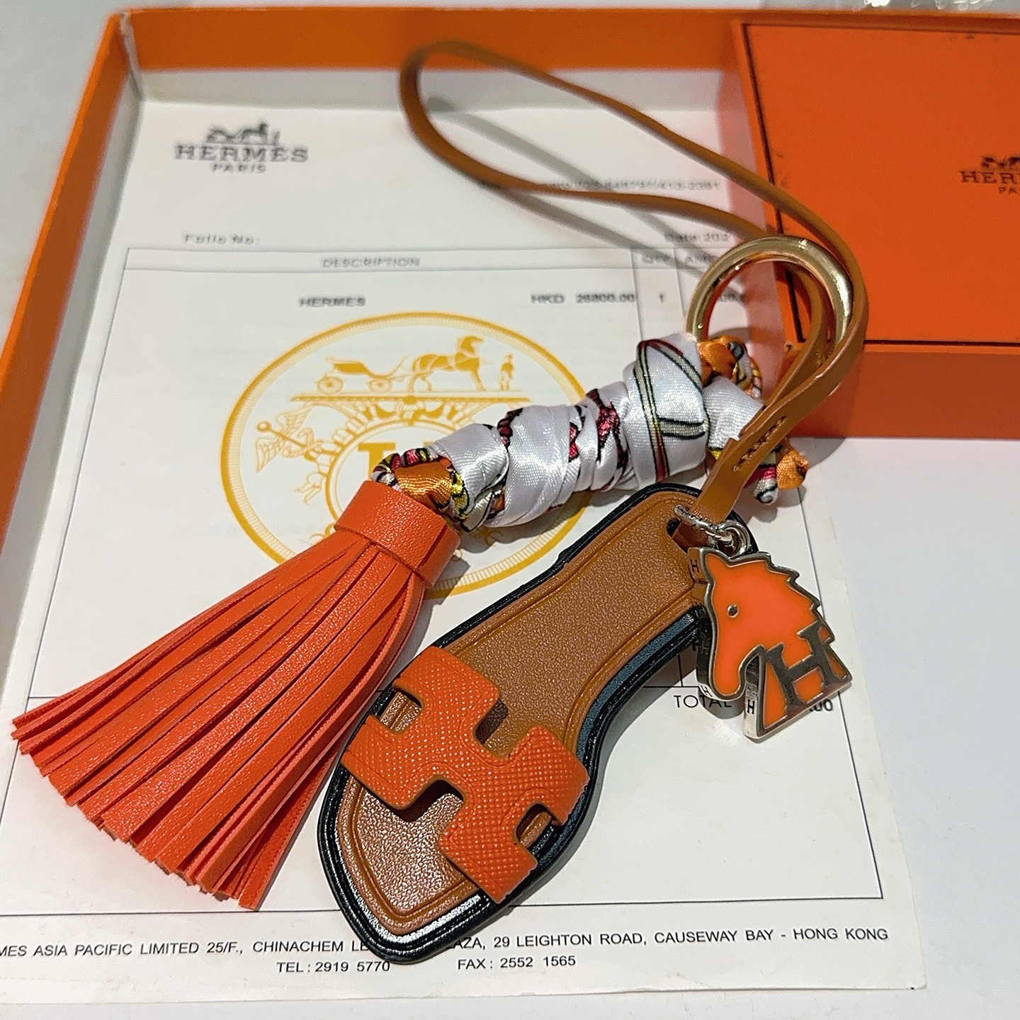 Hermes Oran Sandalo Borsa con nappa Ciondolo con ciondolo Pelle arancione pelle marrone chiaro finiture nere metallo argentato seta stampata multicolore hardware color oro 12 cm di lunghezza totale