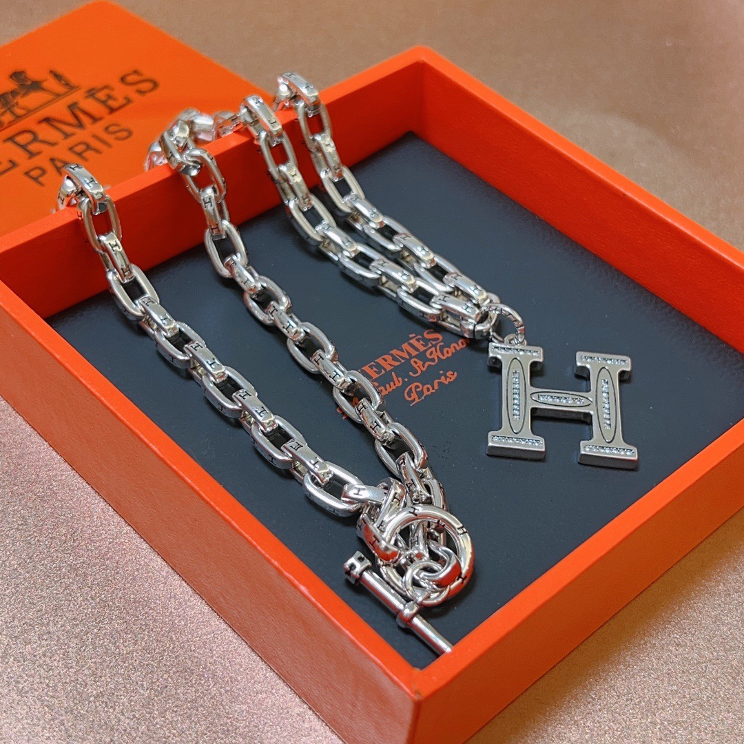 Collana a catena con pendente Hermes H Logo Metallo color argento con accenti in pietra trasparente simile a diamante sul pendente H 60 cm