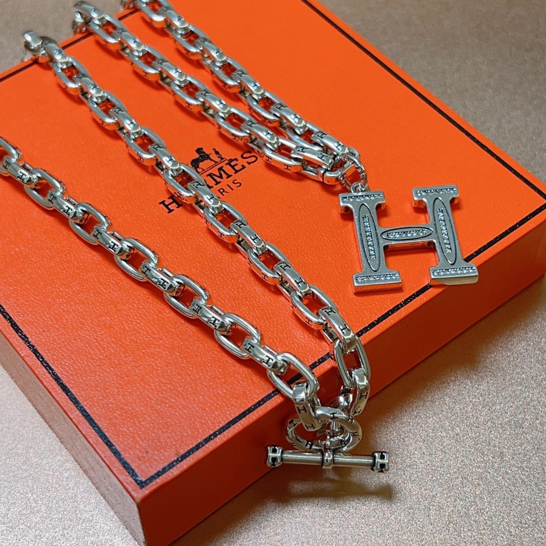 Collana a catena con pendente Hermes H Logo Metallo color argento con accenti in pietra trasparente simile a diamante sul pendente H 60 cm