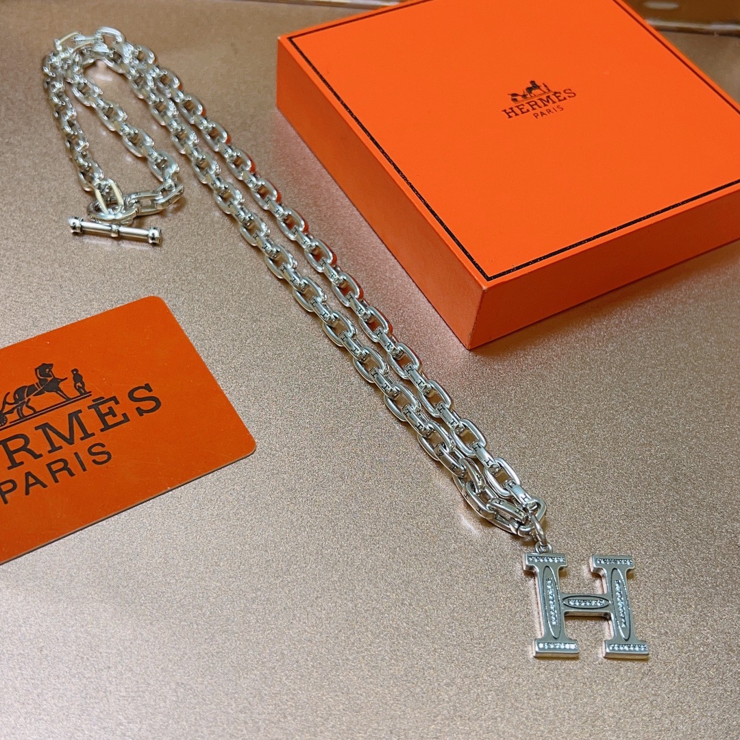 Collana a catena con pendente Hermes H Logo Metallo color argento con accenti in pietra trasparente simile a diamante sul pendente H 60 cm
