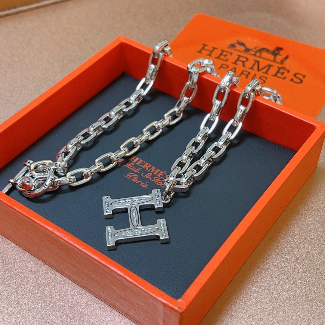 Collana a catena con pendente Hermes H Logo Metallo color argento con accenti in pietra trasparente simile a diamante sul pendente H 60 cm