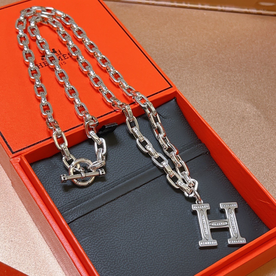 Collana a catena con pendente Hermes H Logo Metallo color argento con accenti in pietra trasparente simile a diamante sul pendente H 60 cm
