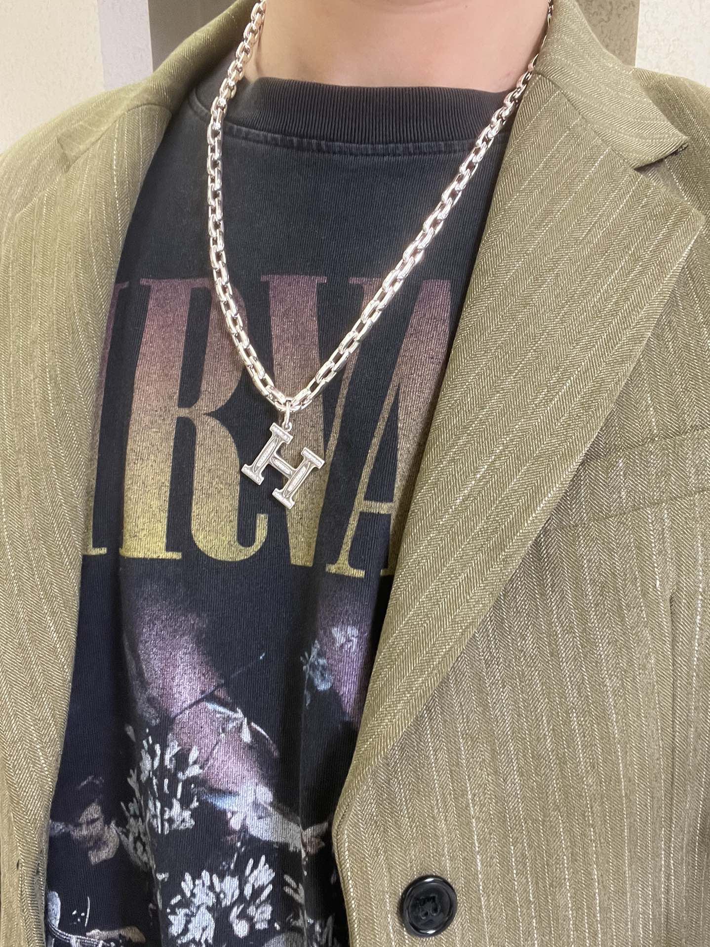 Collana a catena con pendente Hermes H Logo Metallo color argento con accenti in pietra trasparente simile a diamante sul pendente H 60 cm