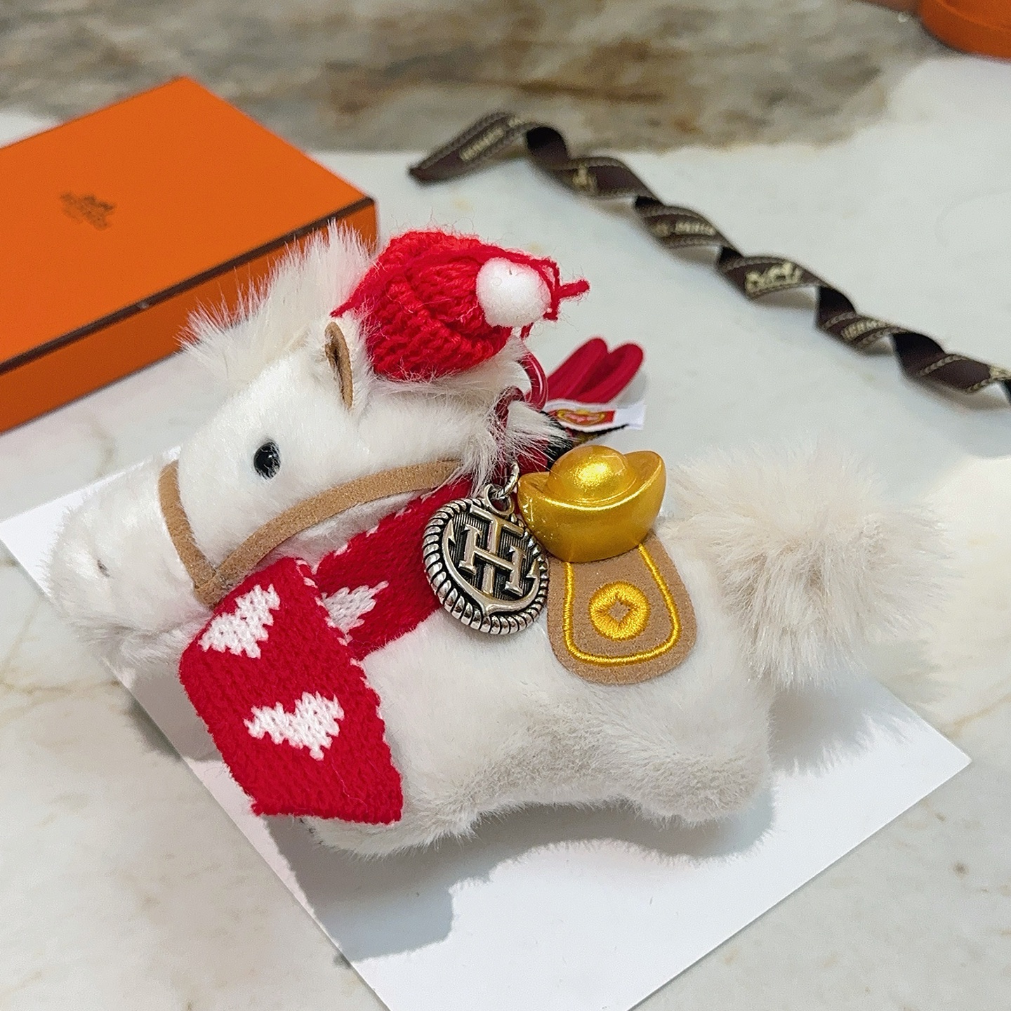 Ciondolo Hermes Giddy Horse Charm bianco peluche tessuto in maglia rossa metallo argentato antico metallo color oro tessuto marrone chiaro lunghezza totale cinturino 12 cm