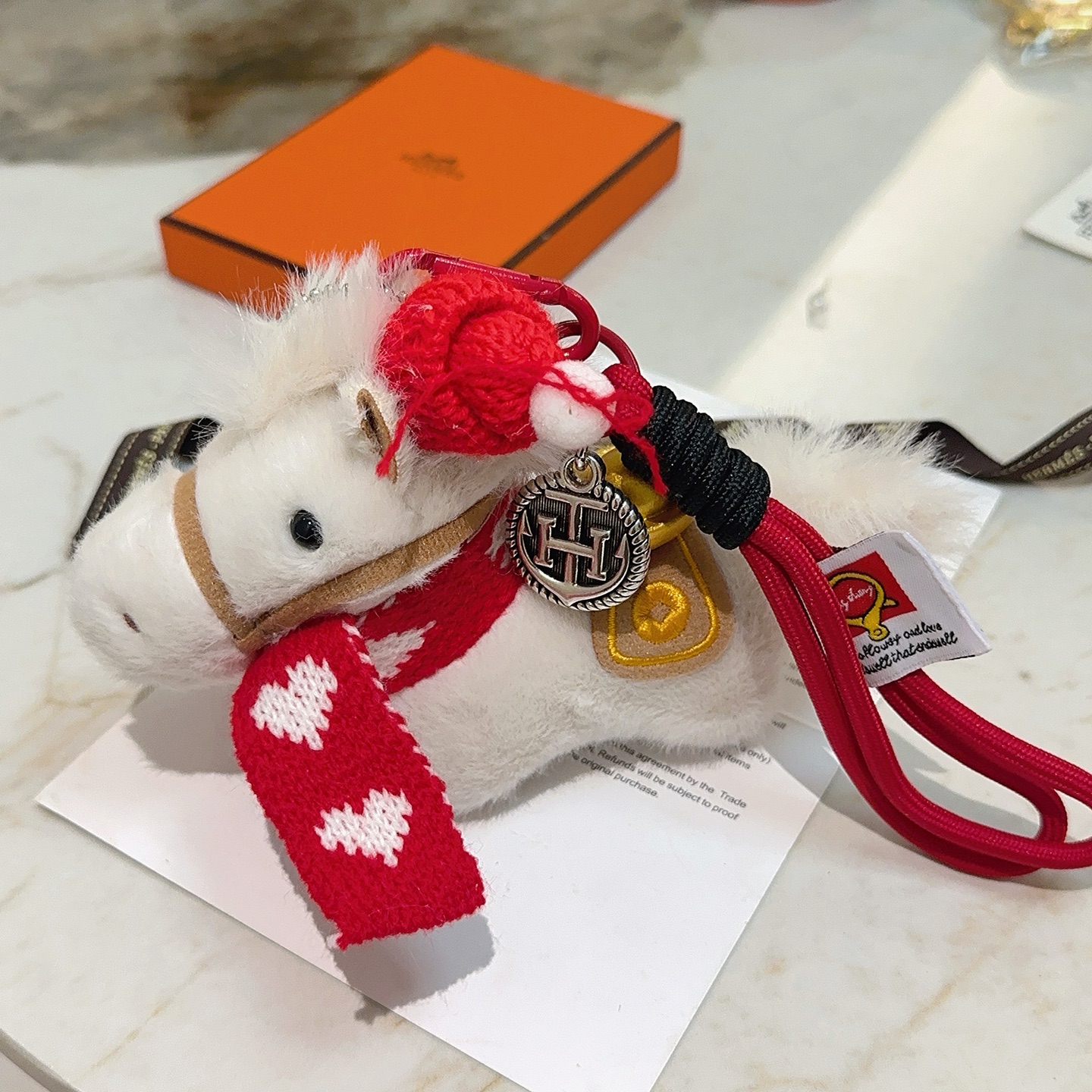 Ciondolo Hermes Giddy Horse Charm bianco peluche tessuto in maglia rossa metallo argentato antico metallo color oro tessuto marrone chiaro lunghezza totale cinturino 12 cm