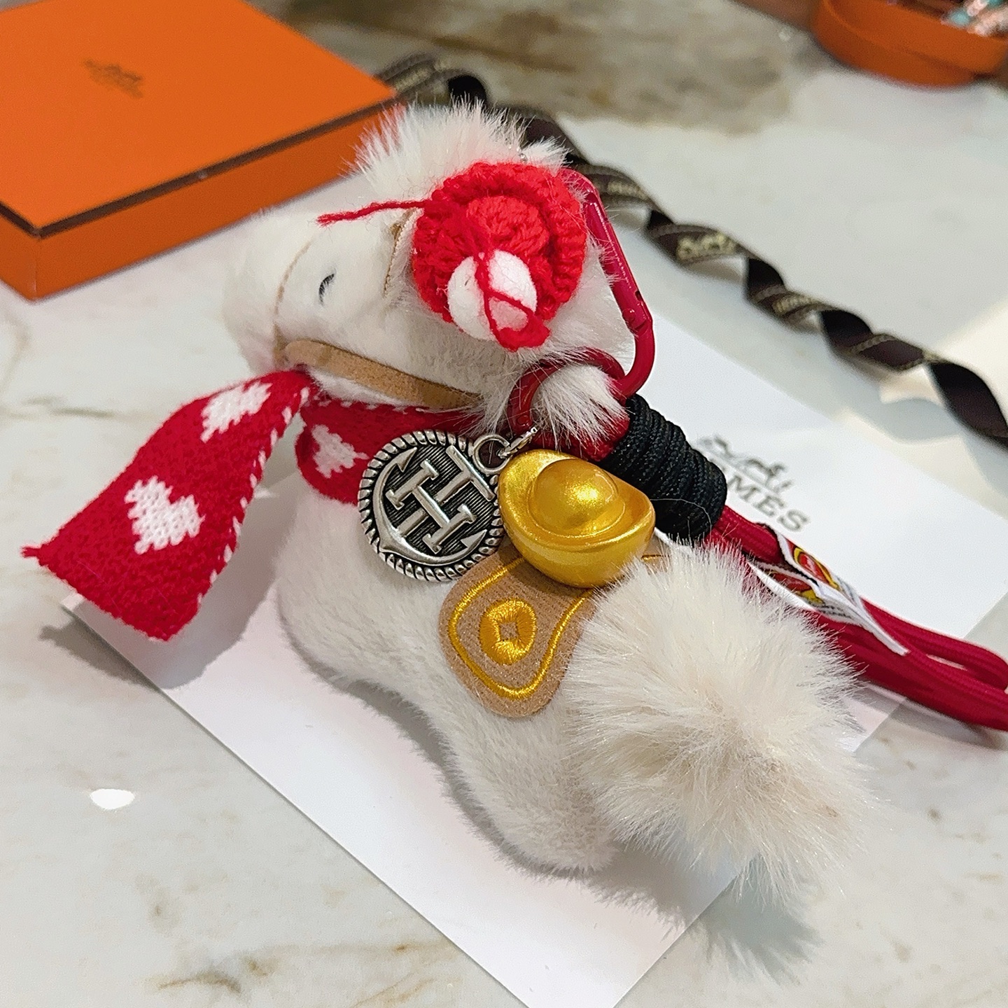 Ciondolo Hermes Giddy Horse Charm bianco peluche tessuto in maglia rossa metallo argentato antico metallo color oro tessuto marrone chiaro lunghezza totale cinturino 12 cm