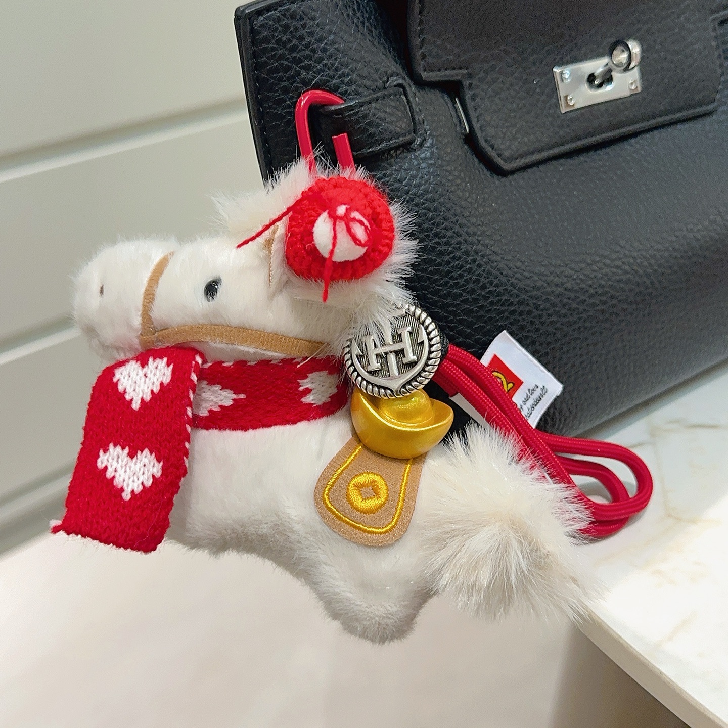 Ciondolo Hermes Giddy Horse Charm bianco peluche tessuto in maglia rossa metallo argentato antico metallo color oro tessuto marrone chiaro lunghezza totale cinturino 12 cm