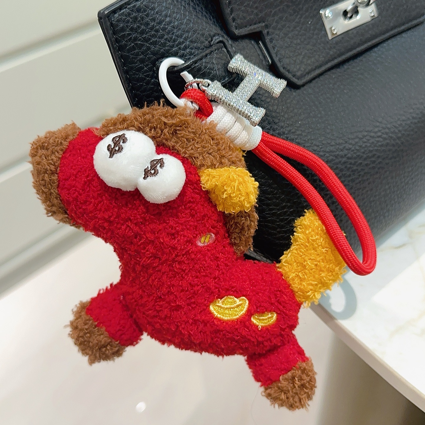 Hermes Rodeo Plush H Charm colgante Cuerpo de felpa roja detalles de felpa marrón Detalles de felpa amarilla pavé de cristal en tono plateado H Charm correa de tela roja bordado dorado Charm de 12 cm con muñeca de 8 cm