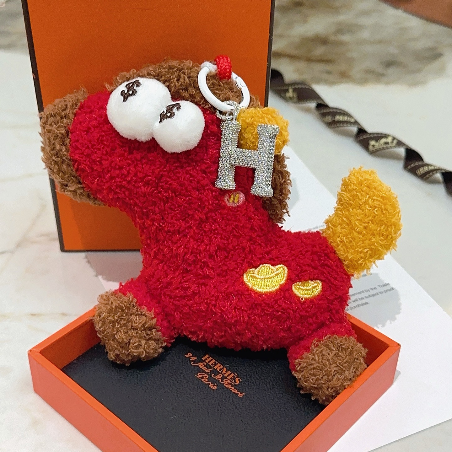 Hermes Rodeo Plush H Charm colgante Cuerpo de felpa roja detalles de felpa marrón Detalles de felpa amarilla pavé de cristal en tono plateado H Charm correa de tela roja bordado dorado Charm de 12 cm con muñeca de 8 cm