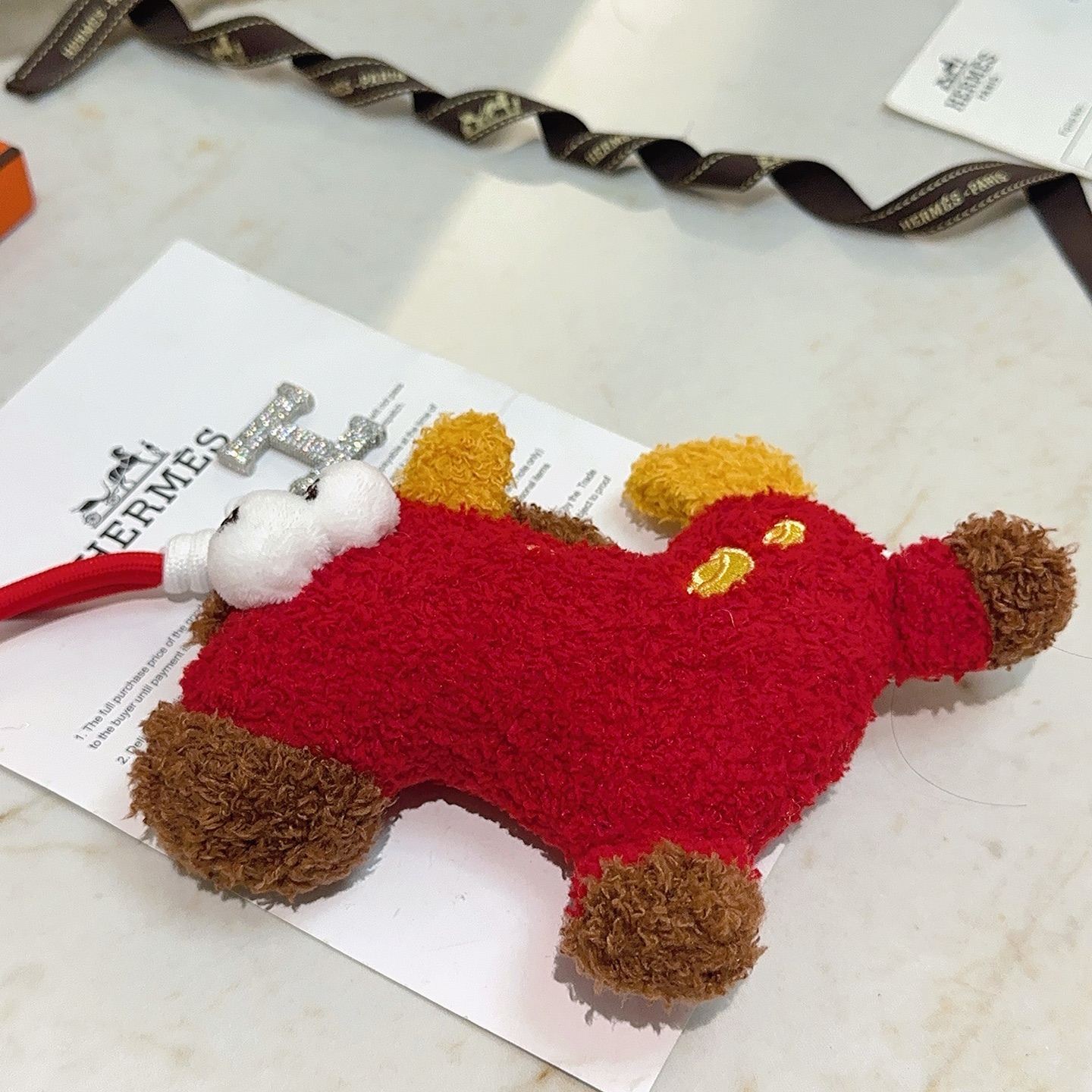 Hermes Rodeo Plush H Charm colgante Cuerpo de felpa roja detalles de felpa marrón Detalles de felpa amarilla pavé de cristal en tono plateado H Charm correa de tela roja bordado dorado Charm de 12 cm con muñeca de 8 cm