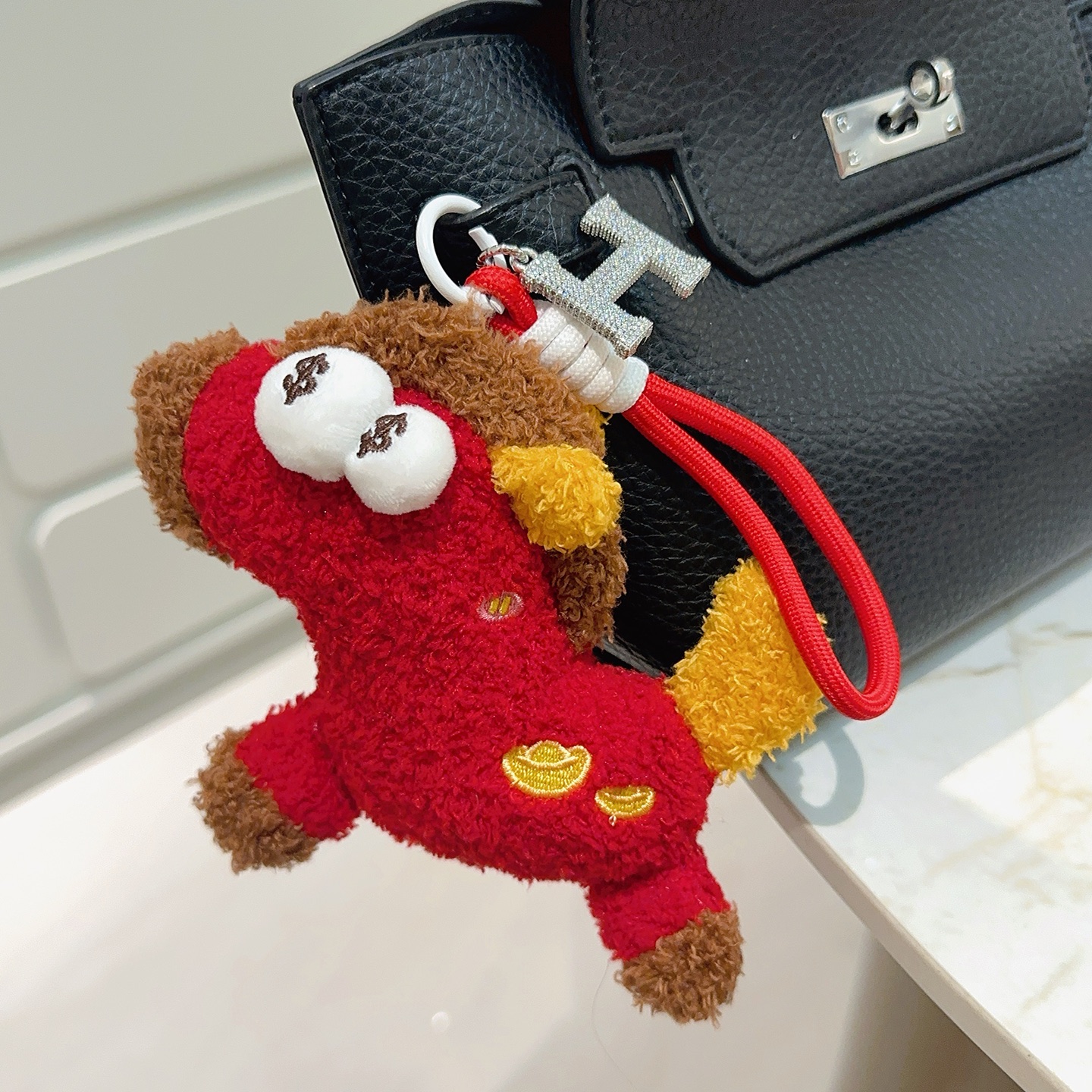 Hermes Rodeo Plush H Charm colgante Cuerpo de felpa roja detalles de felpa marrón Detalles de felpa amarilla pavé de cristal en tono plateado H Charm correa de tela roja bordado dorado Charm de 12 cm con muñeca de 8 cm