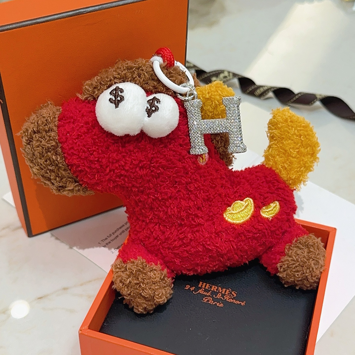 Hermes Rodeo Plush H Charm colgante Cuerpo de felpa roja detalles de felpa marrón Detalles de felpa amarilla pavé de cristal en tono plateado H Charm correa de tela roja bordado dorado Charm de 12 cm con muñeca de 8 cm
