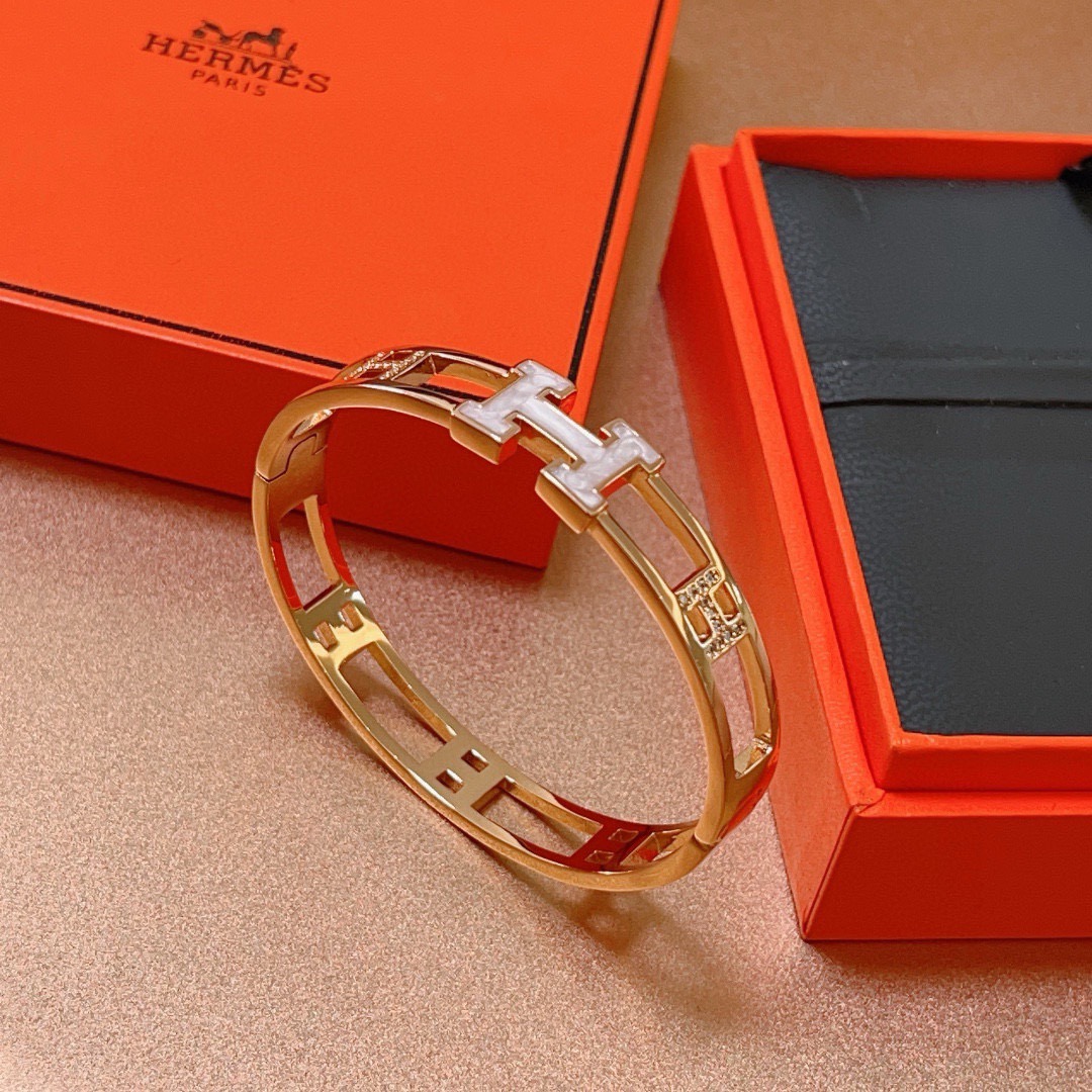 Bracelet Hermes Clic H Hollow Diamond Bangle Métal doré rose avec accent H en nacre blanche et accents de diamants clairs Circonférence intérieure de 17 cm