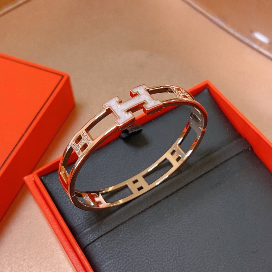 Bracelet Hermes Clic H Hollow Diamond Bangle Métal doré rose avec accent H en nacre blanche et accents de diamants clairs Circonférence intérieure de 17 cm