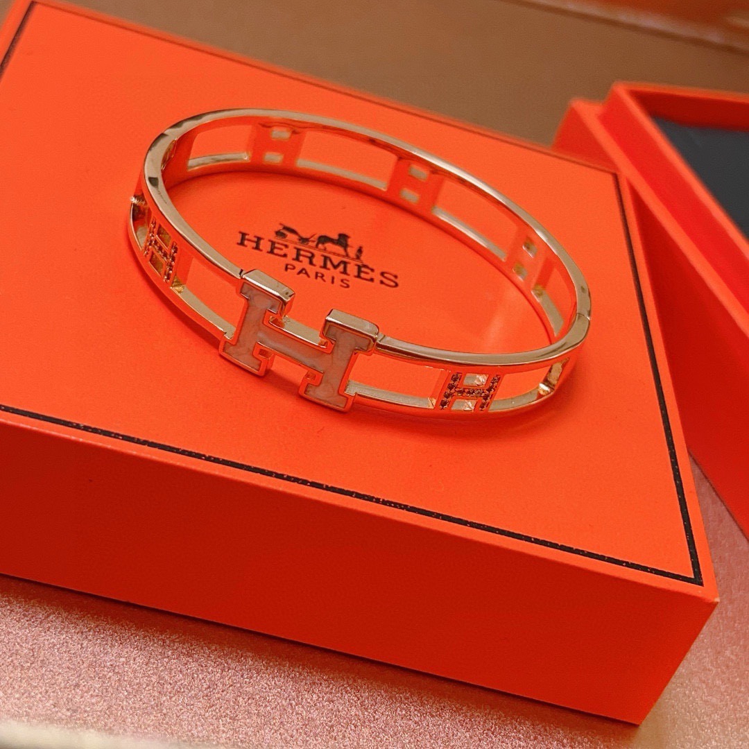 Bracelet Hermes Clic H Hollow Diamond Bangle Métal doré rose avec accent H en nacre blanche et accents de diamants clairs Circonférence intérieure de 17 cm