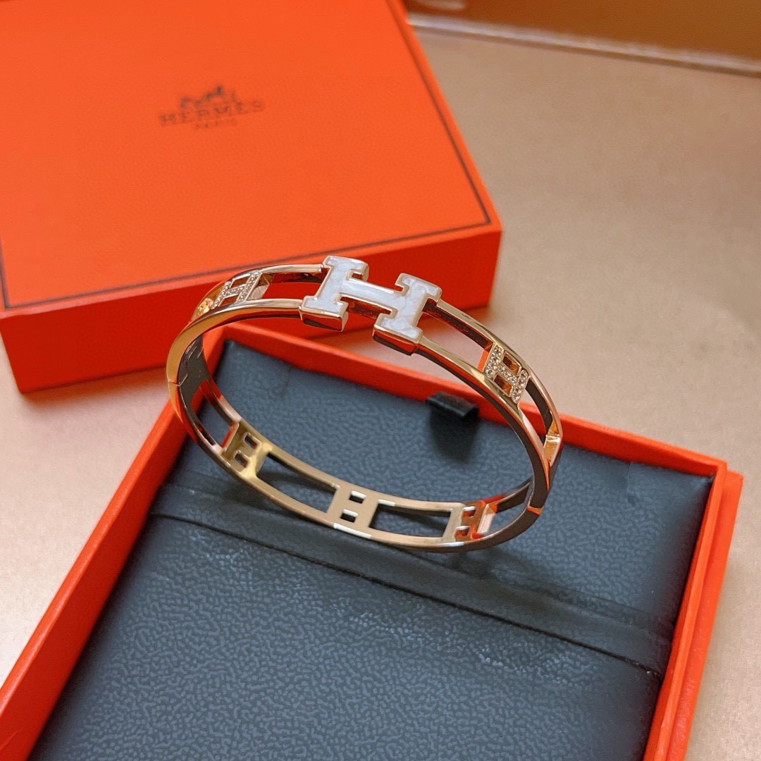 Bracelet Hermes Clic H Hollow Diamond Bangle Métal doré rose avec accent H en nacre blanche et accents de diamants clairs Circonférence intérieure de 17 cm
