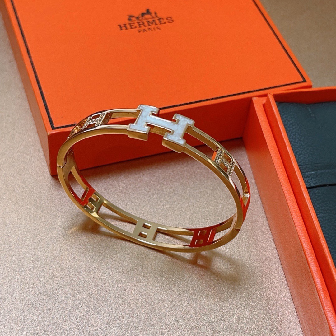 Bracelet Hermes Clic H Hollow Diamond Bangle Métal doré rose avec accent H en nacre blanche et accents de diamants clairs Circonférence intérieure de 17 cm