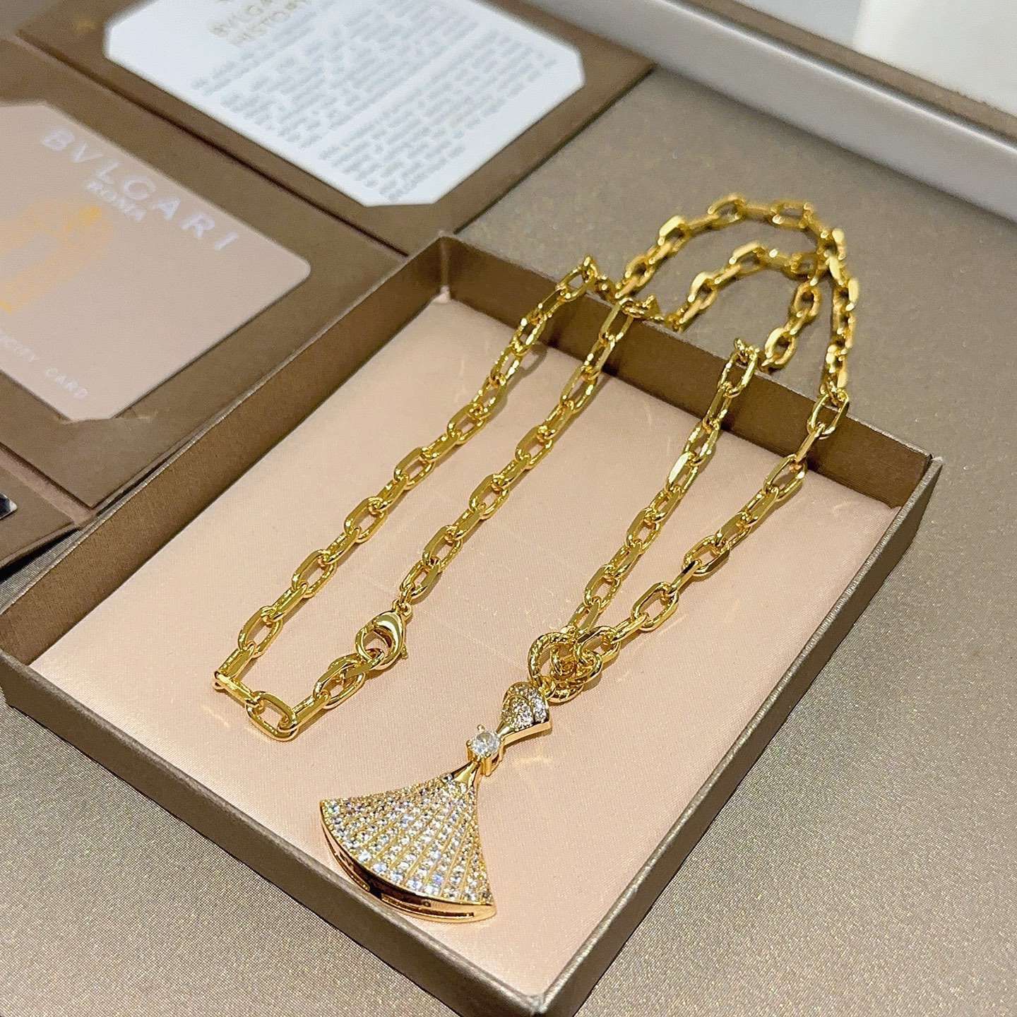 Bvlgari Divas Dream necklace 18K yellow gold with pave set clear diamonds 50cm