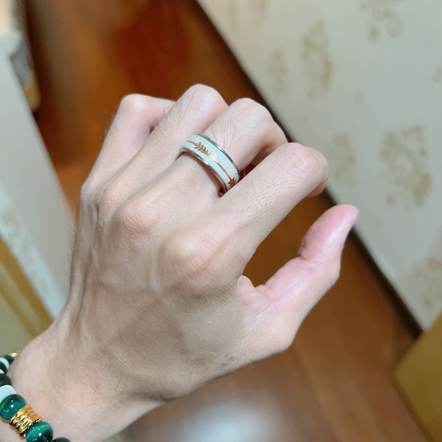 Bvlgari DIVAS DREAM ring silver-toned metal rose gold-toned arrow detail off-white enamel 10