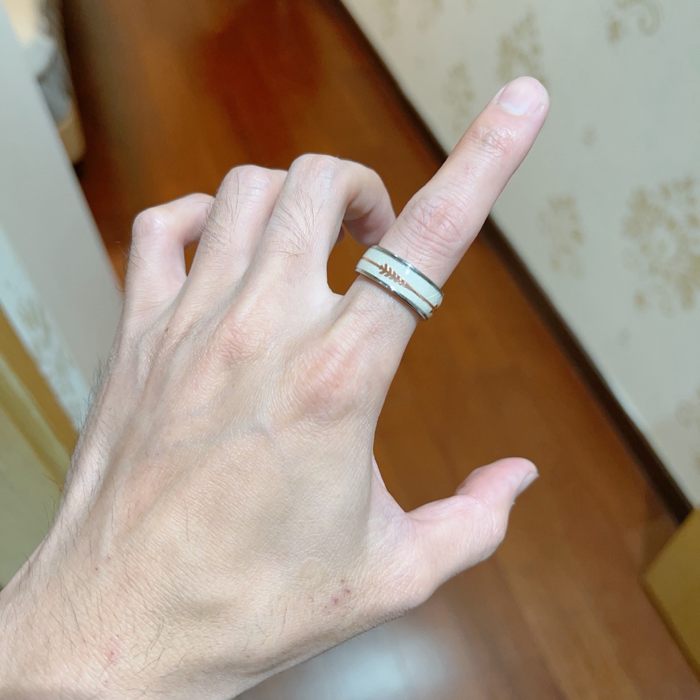 Bvlgari DIVAS DREAM ring silver-toned metal rose gold-toned arrow detail off-white enamel 10