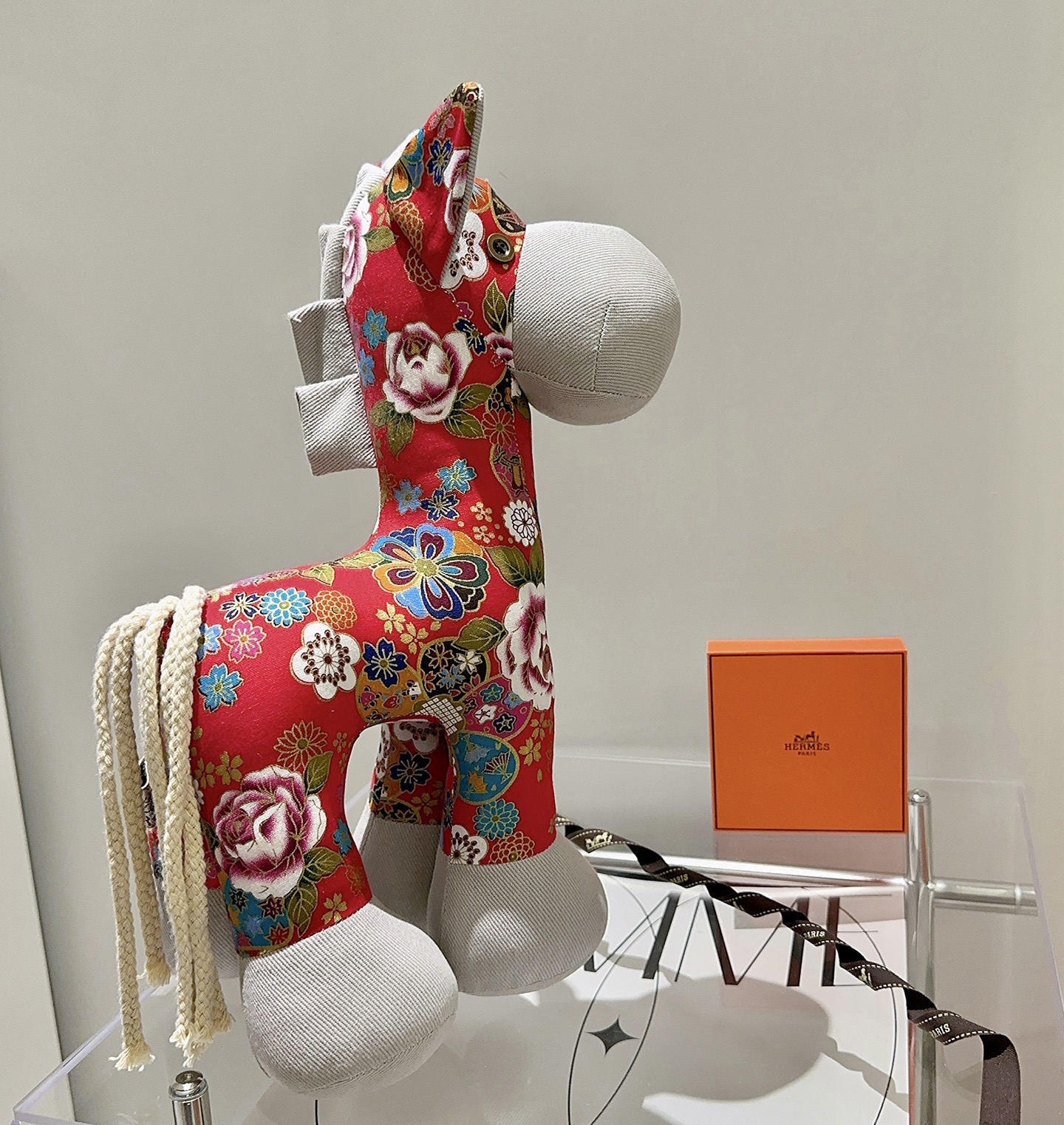 Hermes Spilla in peluche Hermes Horse Tessuto stampato floreale rosso con accenti in tessuto grigio chiaro coda di cavo bianco sporco dettaglio occhiello in metallo 35 cm