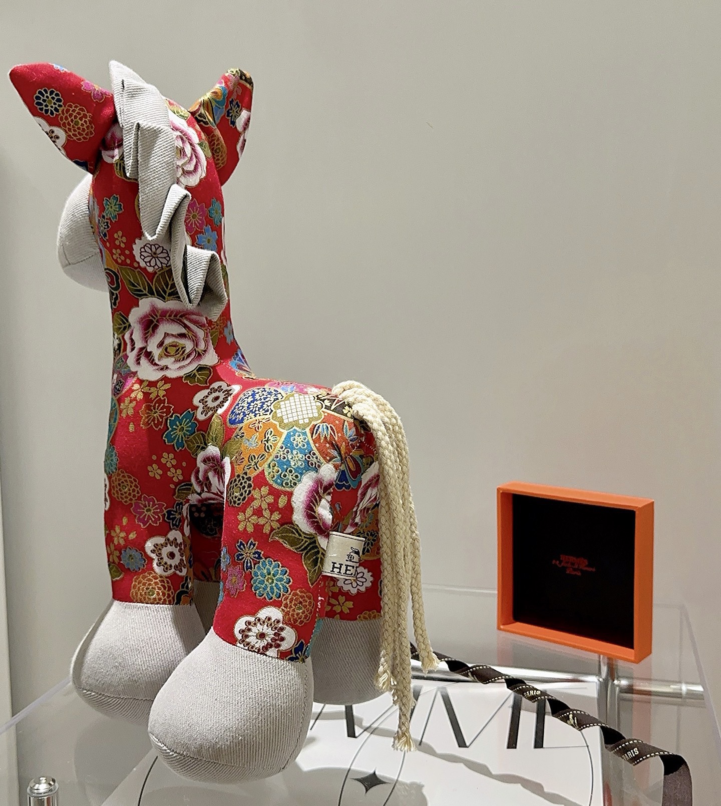 Hermes Spilla in peluche Hermes Horse Tessuto stampato floreale rosso con accenti in tessuto grigio chiaro coda di cavo bianco sporco dettaglio occhiello in metallo 35 cm