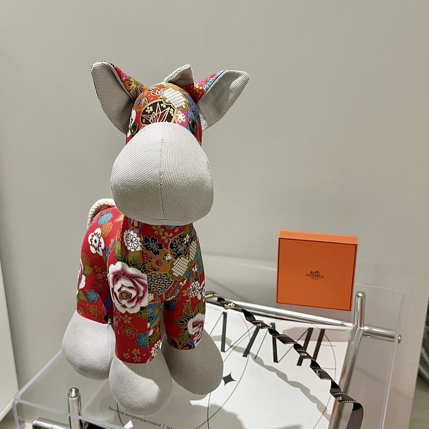 Hermes Spilla in peluche Hermes Horse Tessuto stampato floreale rosso con accenti in tessuto grigio chiaro coda di cavo bianco sporco dettaglio occhiello in metallo 35 cm