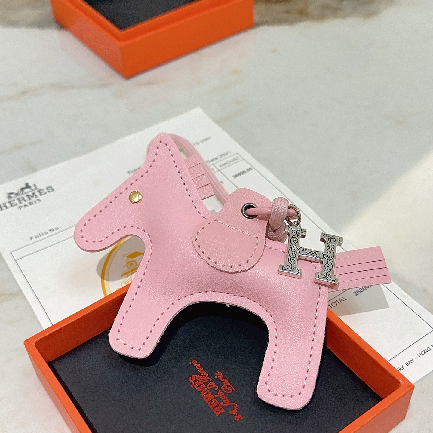 Pendentif Hermes Rodeo Horse Charm Sakura en cuir rose avec breloque H gravée argentée, clou en forme d'œil doré 12 cm