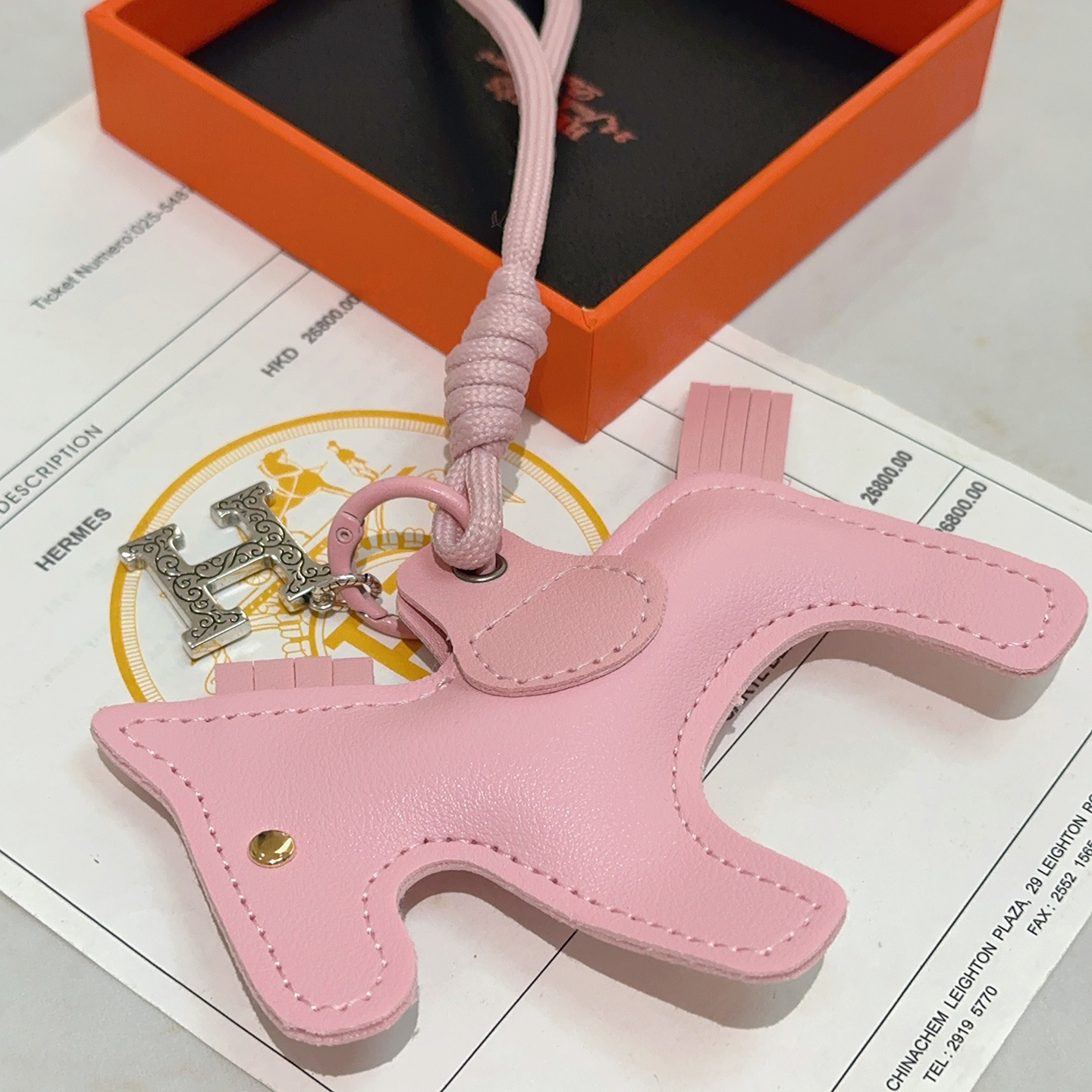 Pendentif Hermes Rodeo Horse Charm Sakura en cuir rose avec breloque H gravée argentée, clou en forme d'œil doré 12 cm