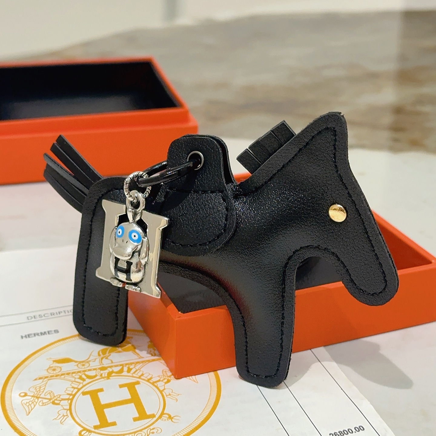 Ciondolo portachiavi Hermes Rodeo Monkey H Bag Charm Portachiavi in ​​pelle nera metallo argentato smalto blu accento metallico color oro 8 cm