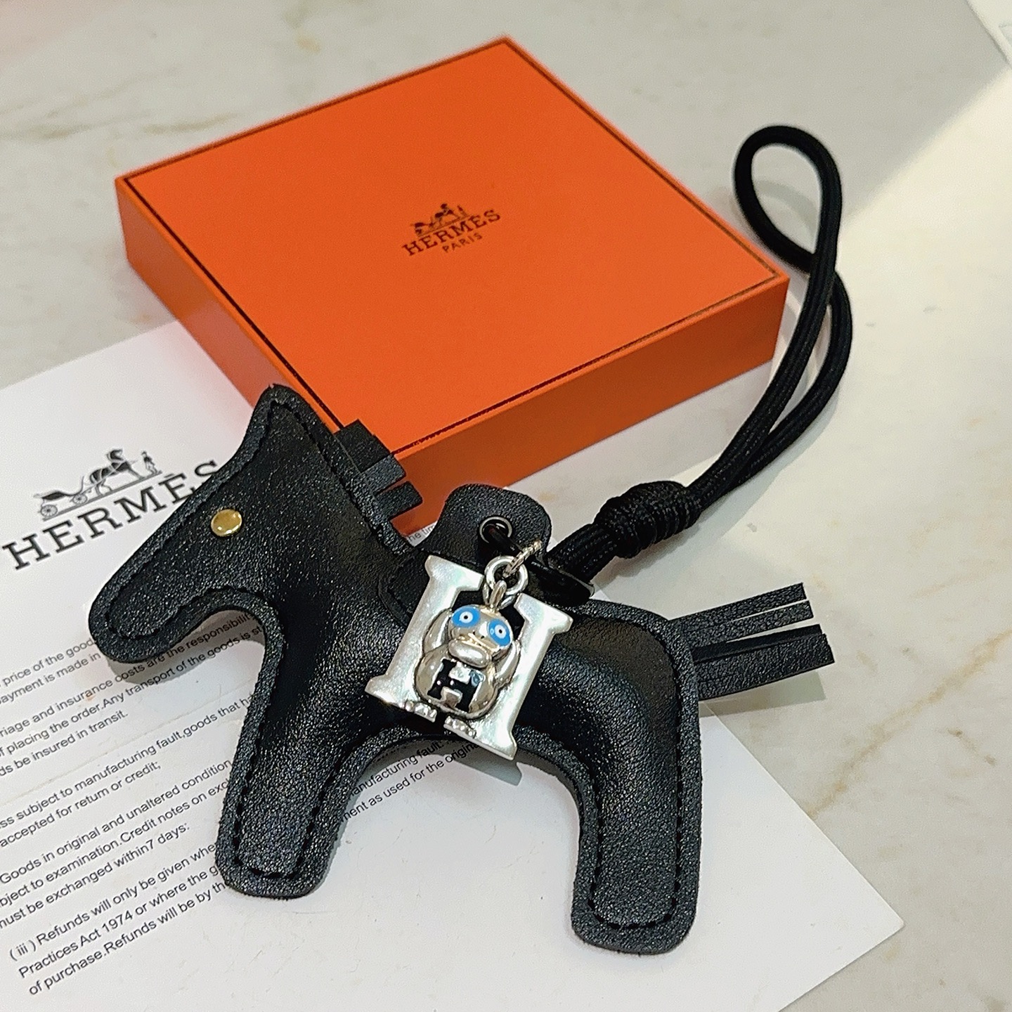 Ciondolo portachiavi Hermes Rodeo Monkey H Bag Charm Portachiavi in ​​pelle nera metallo argentato smalto blu accento metallico color oro 8 cm