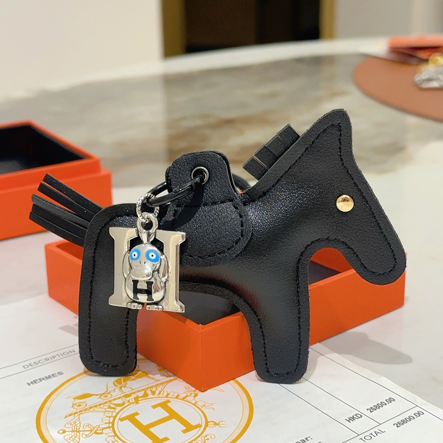 Ciondolo portachiavi Hermes Rodeo Monkey H Bag Charm Portachiavi in ​​pelle nera metallo argentato smalto blu accento metallico color oro 8 cm