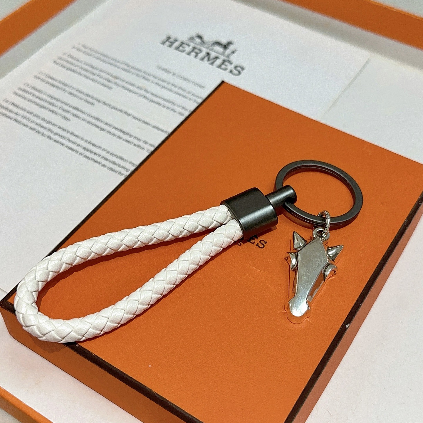 Hermes Horse Head Braided Strap Porte-clés pendentif Cuir tressé blanc matériel gris bronze argenté tête de cheval charme 10cm