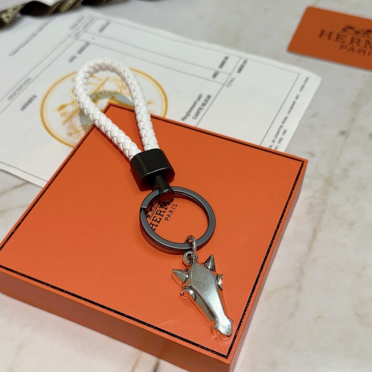 Hermes Horse Head Braided Strap Porte-clés pendentif Cuir tressé blanc matériel gris bronze argenté tête de cheval charme 10cm