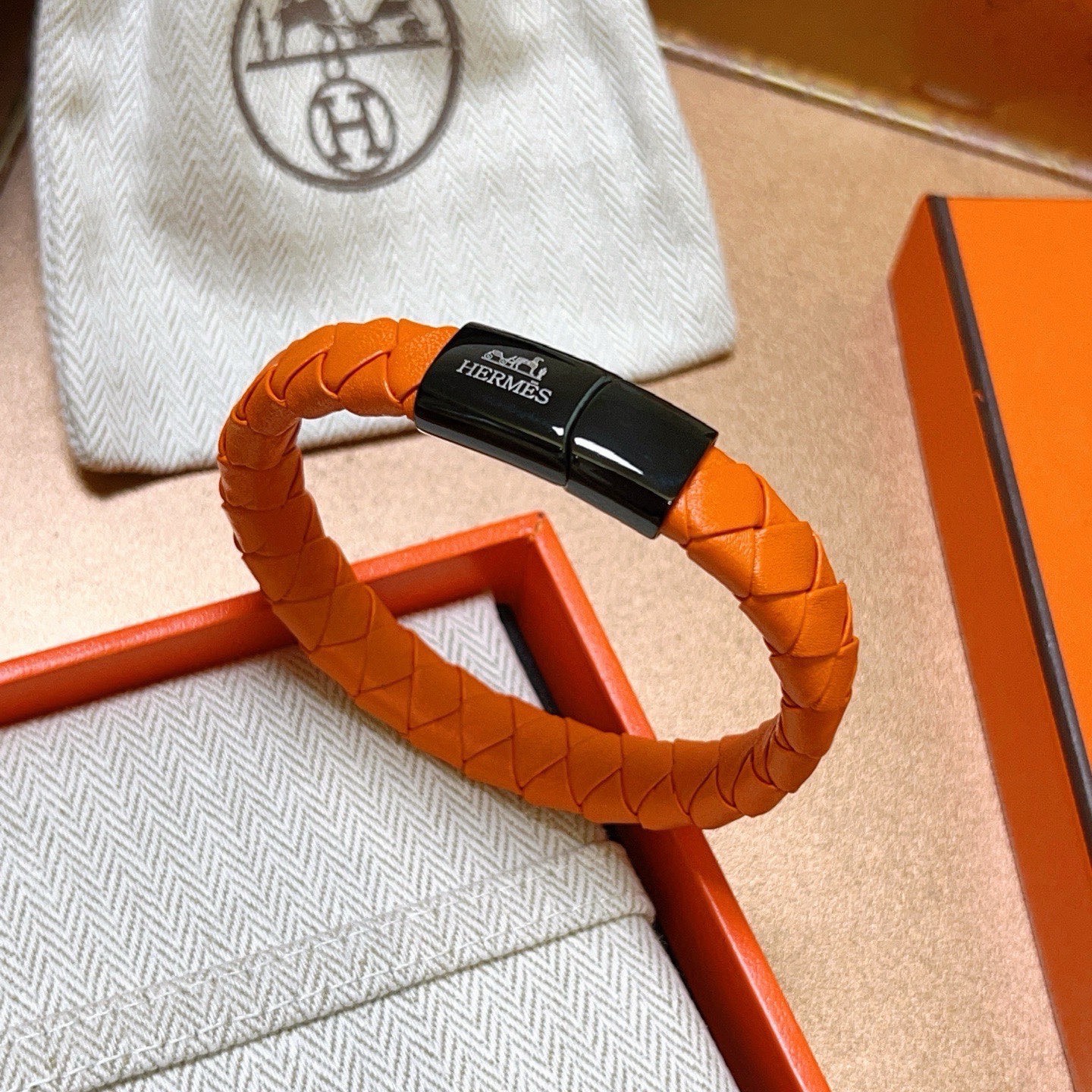 Bracciale Clic Clac in pelle intrecciata Hermes Bracciale in pelle intrecciata arancione con chiusura in metallo color canna di fucile nero 19 cm