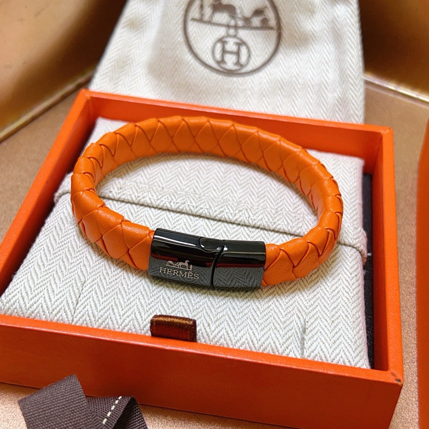 Bracciale Clic Clac in pelle intrecciata Hermes Bracciale in pelle intrecciata arancione con chiusura in metallo color canna di fucile nero 19 cm