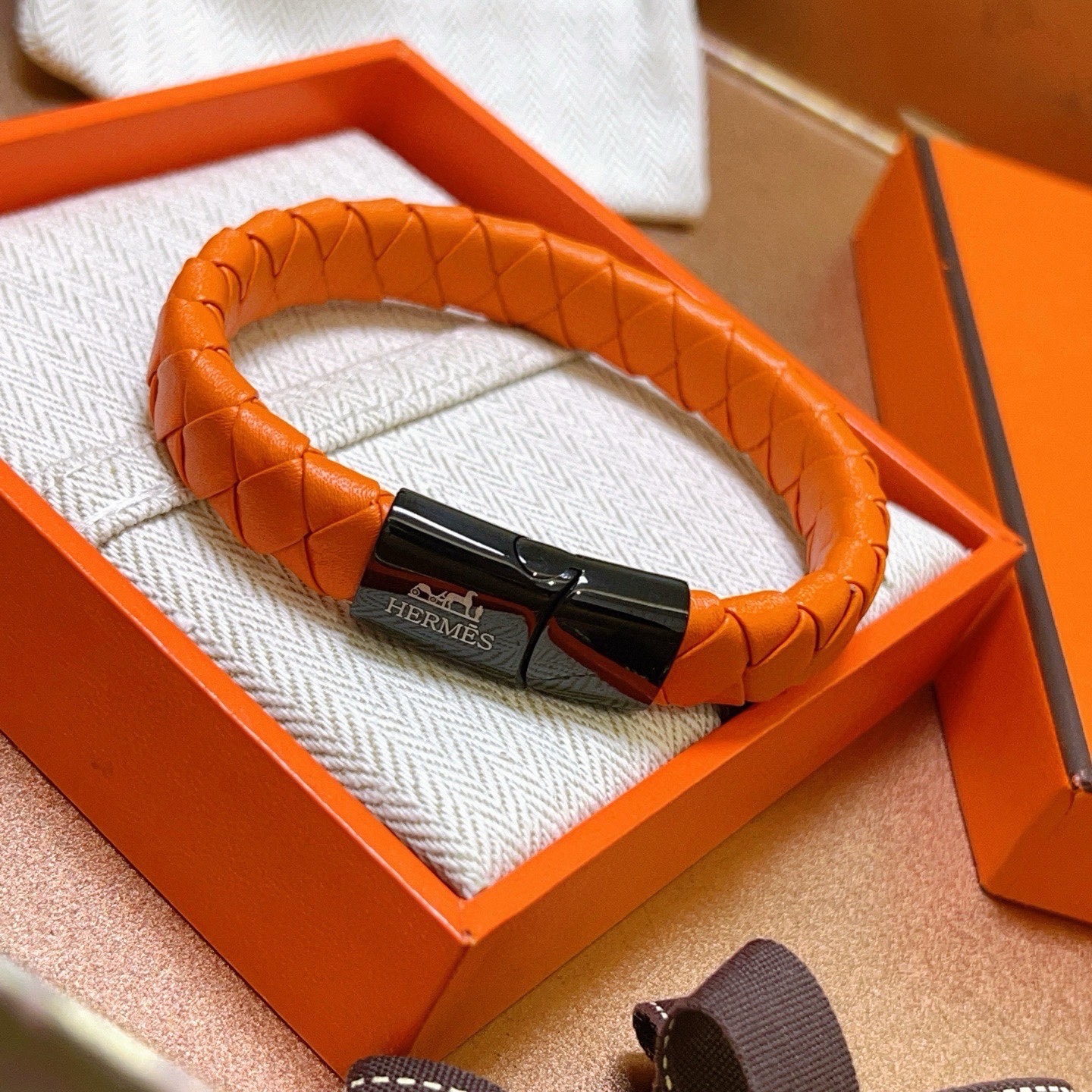 Bracciale Clic Clac in pelle intrecciata Hermes Bracciale in pelle intrecciata arancione con chiusura in metallo color canna di fucile nero 19 cm