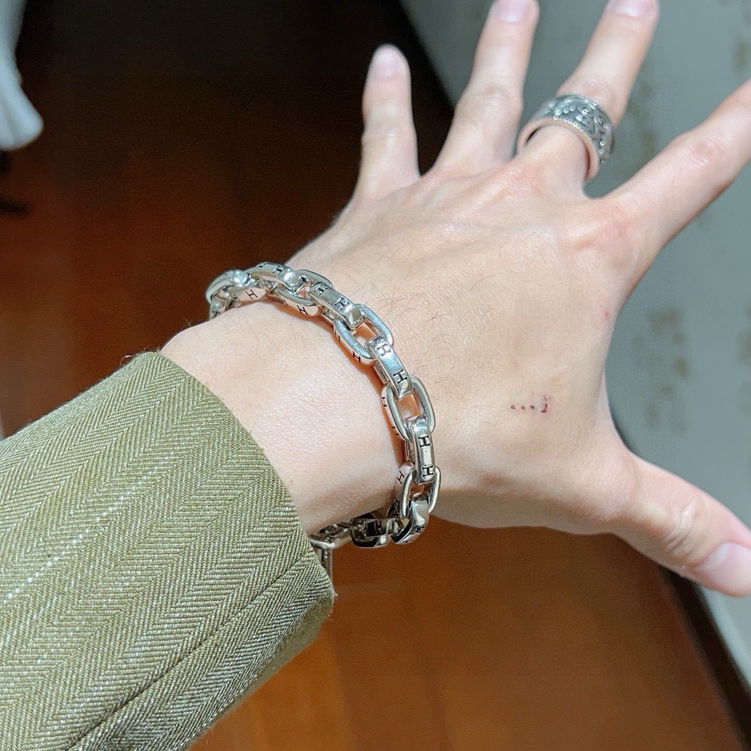 Bracelet Hermes H d Ancre métal argenté détails H gravés noirs 19cm