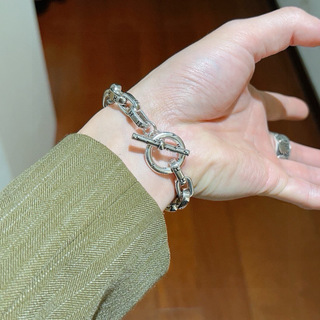 Bracelet Hermes H d Ancre métal argenté détails H gravés noirs 19cm