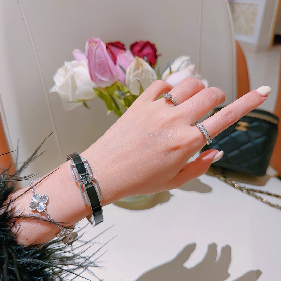 Bracciale Hermes Clic H in metallo argentato con smalto nero 17 cm