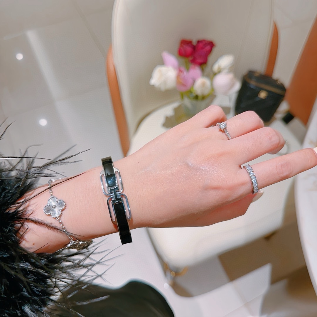 Bracciale Hermes Clic H in metallo argentato con smalto nero 17 cm