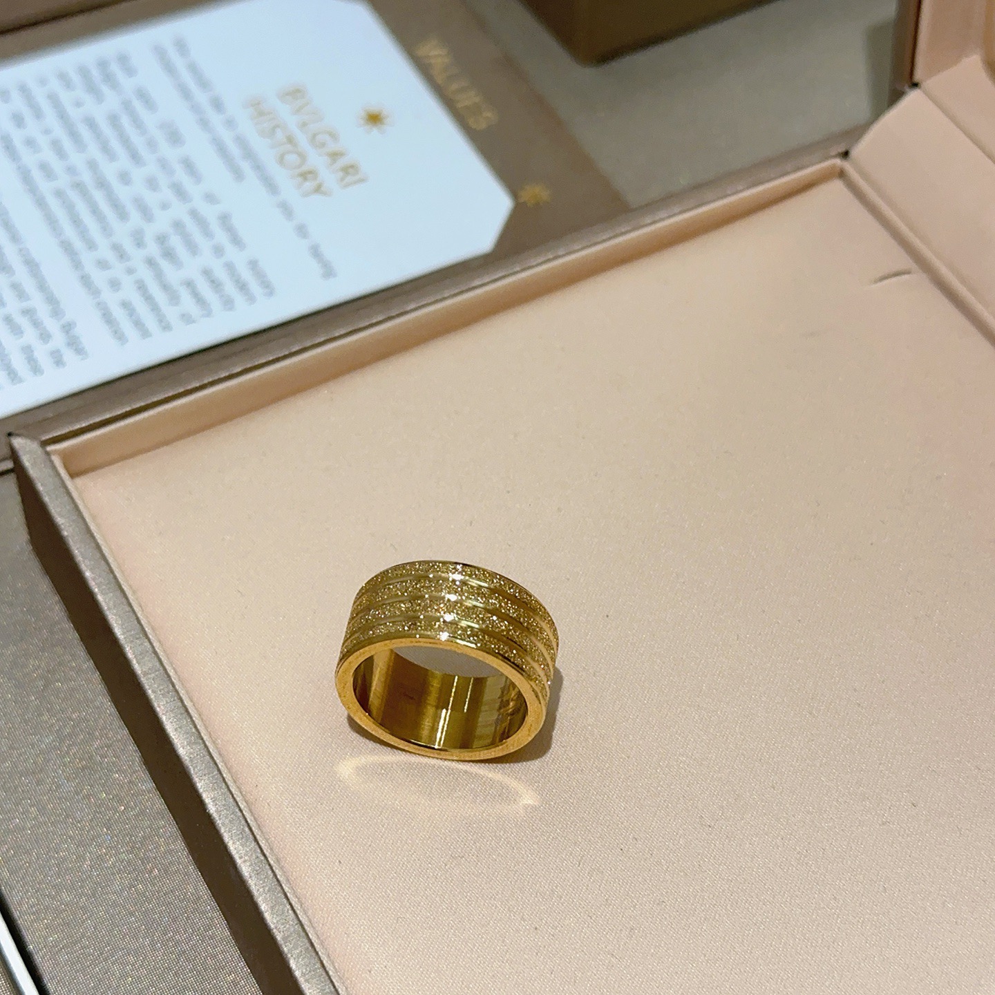 Bvlgari B zero1 ring Yellow gold with diamond-paved grooved detailing 10