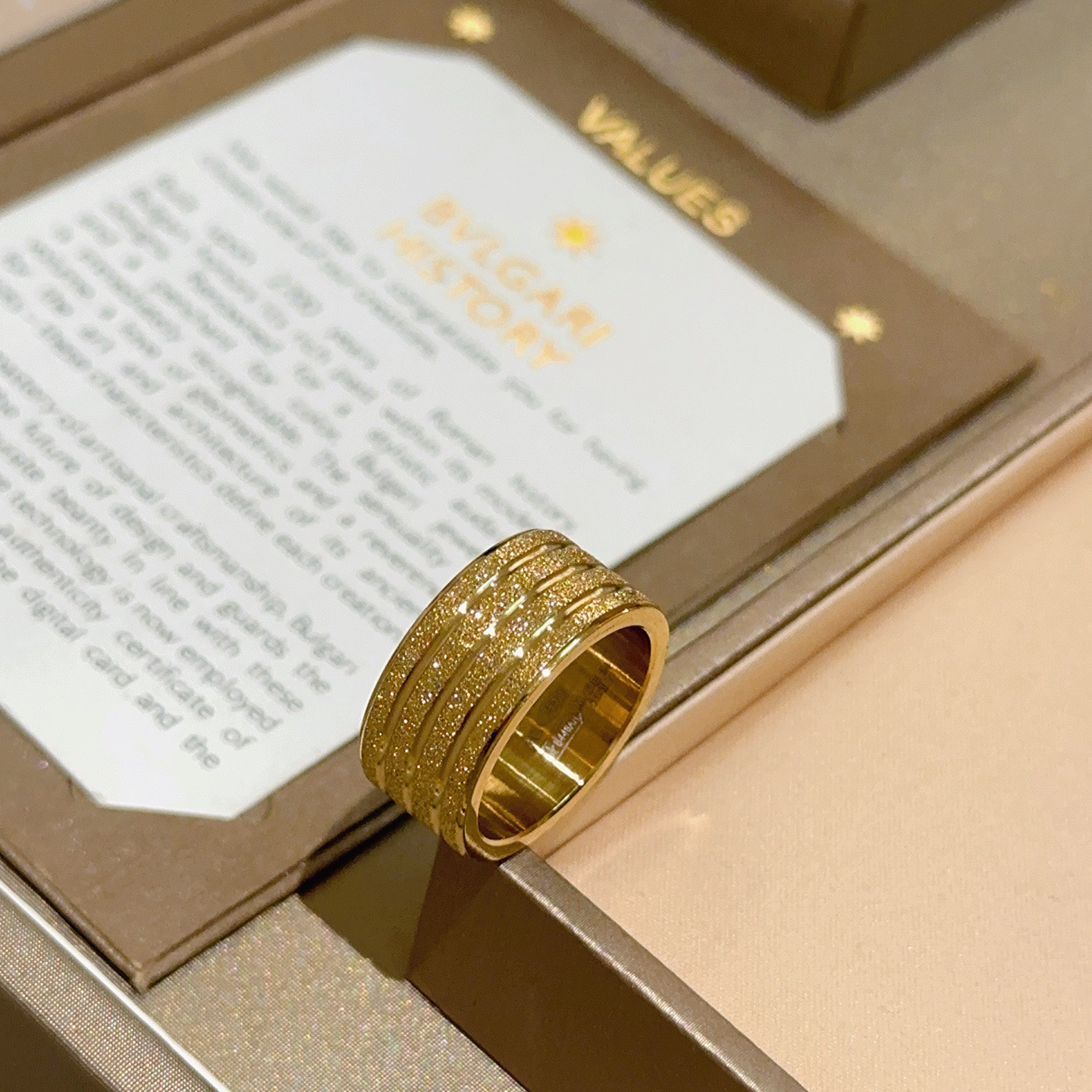 Bvlgari B zero1 ring Yellow gold with diamond-paved grooved detailing 10