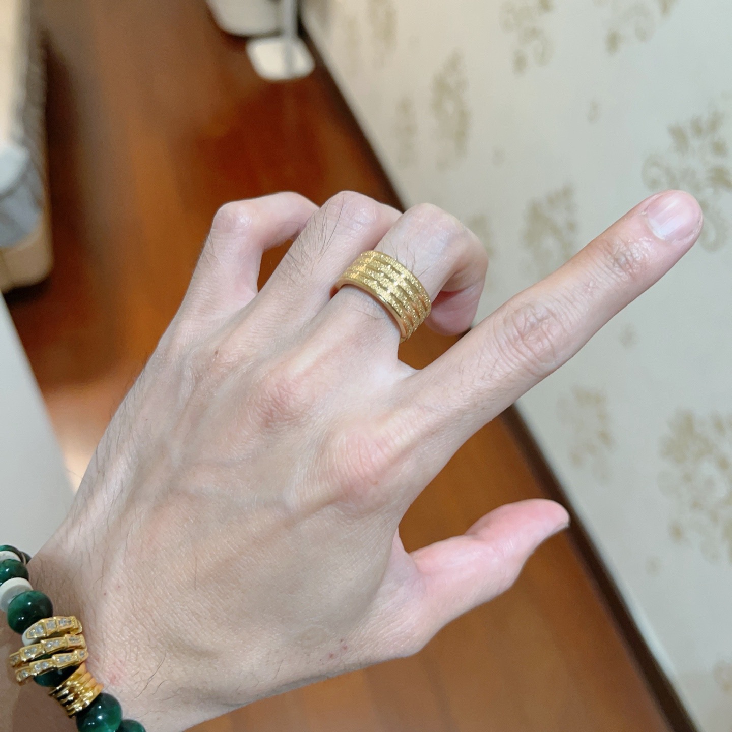 Bvlgari B zero1 ring Yellow gold with diamond-paved grooved detailing 10