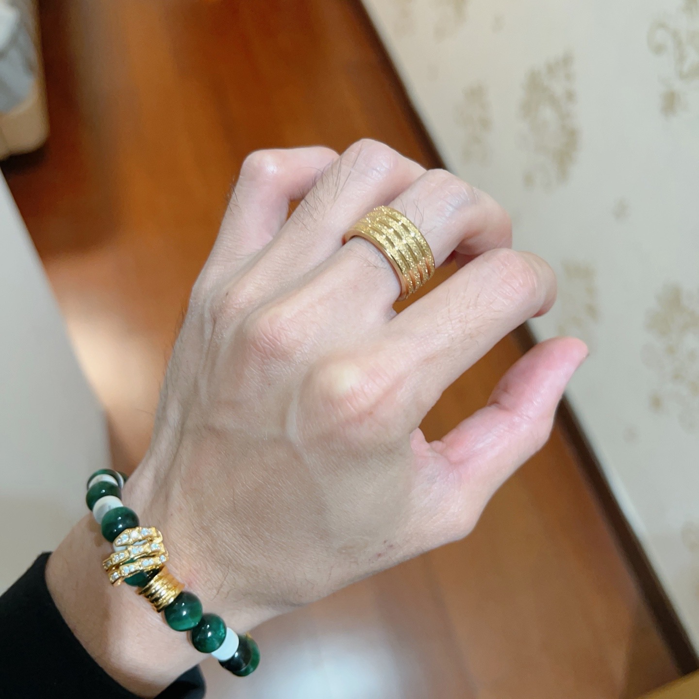 Bvlgari B zero1 ring Yellow gold with diamond-paved grooved detailing 10